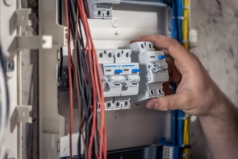 male-electrician-works-switchboard-with-electrical-connecting-cable-scaled-1 (1)